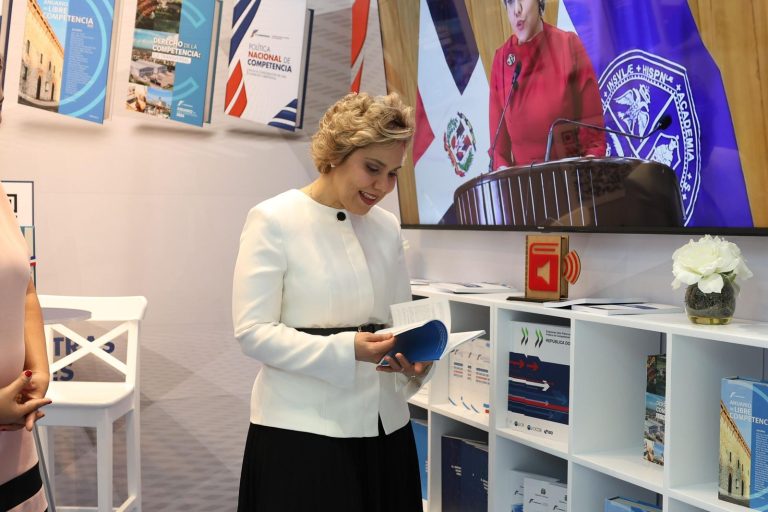 ProCompetencia participa por primera vez en la Feria del Libro Santo Domingo 2025