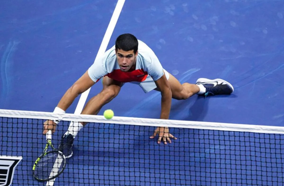 Alcaraz avanza firme en Tokio