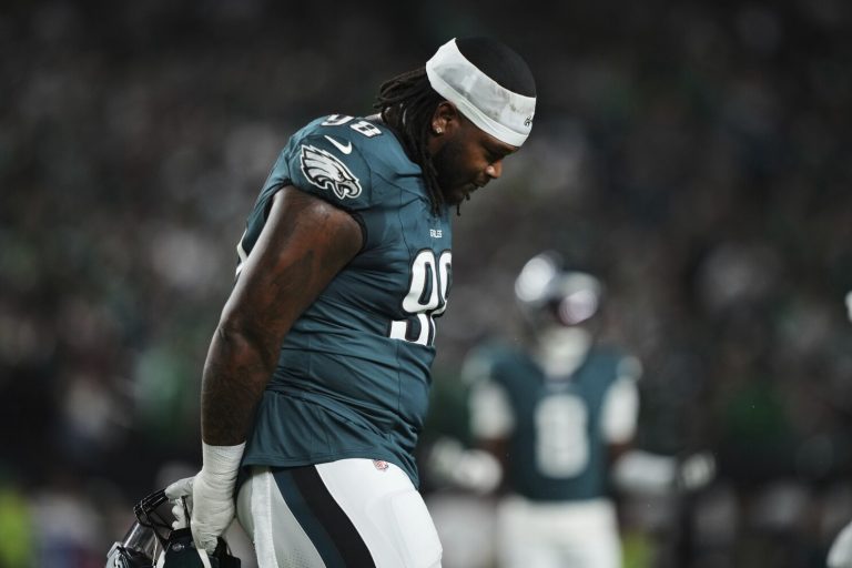 Eagles vencen a Cowboys tras polémica expulsión de Jalen Carter