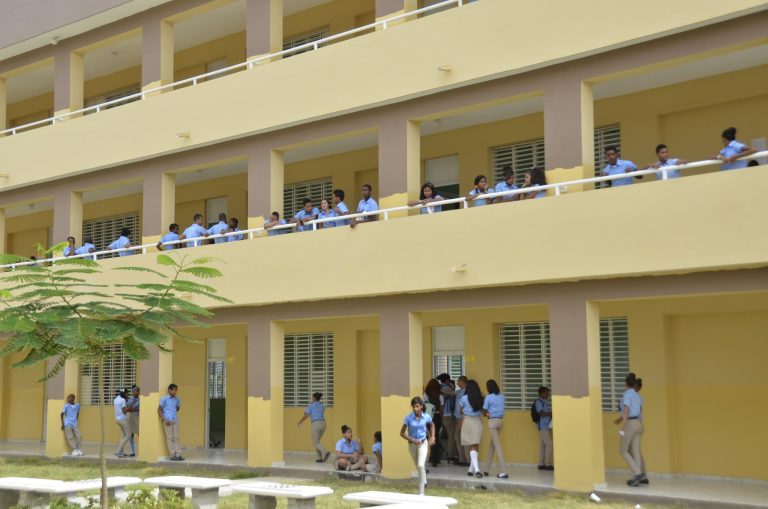 Estudiantes protestan por retraso en construcción de liceo
