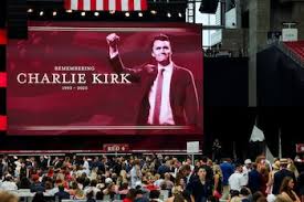 Multitud despide a Charlie Kirk en emotivo funeral en Arizona
