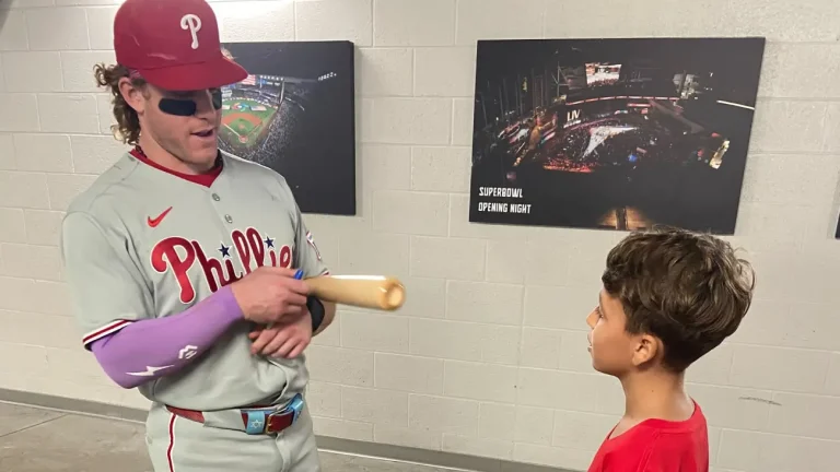 Polémica en Miami: fanática arrebata pelota de jonrón a un niño en el Marlins Park