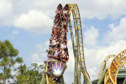 Tragedia en Epic Universe: visitante muere tras subir a la montaña rusa Stardust Racers