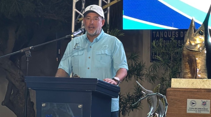 Miguel Hernández libera el primer Marlin Azul del torneo internacional en Cabeza de Toro