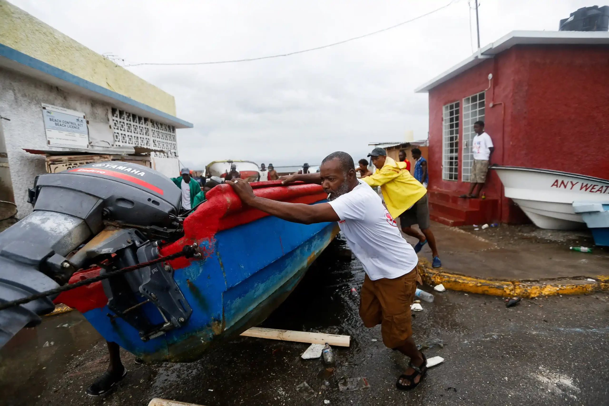 Huracán Melissa mantiene su poder destructivo mientras Jamaica y el sur dominicano sienten sus efectos