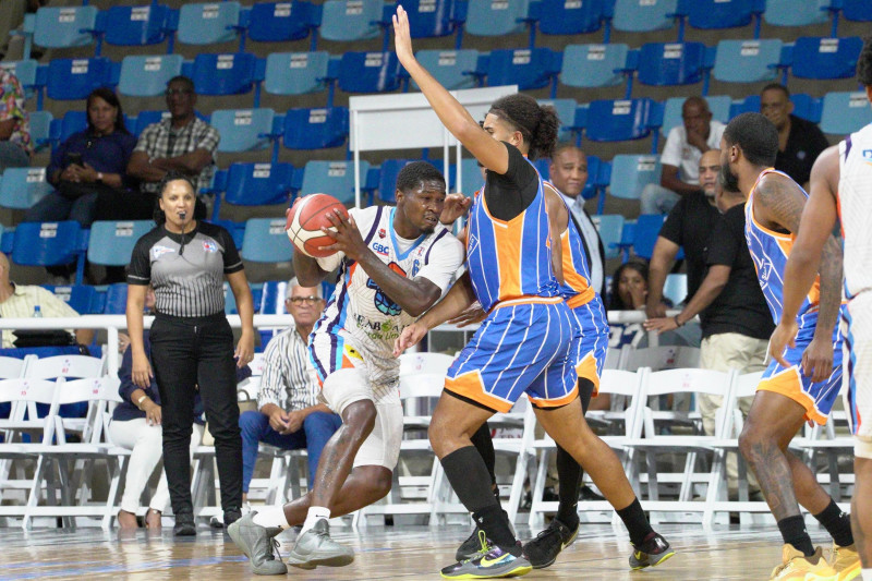 BJ Fitzgerald y De la Cruz lideran triunfo de Los Prados sobre Huellas del Siglo