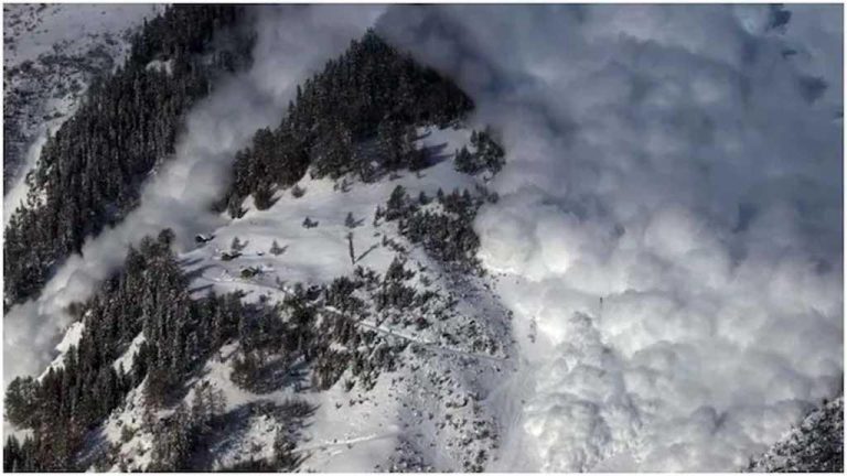 Rescate a contrarreloj tras nevada en valle tibetano