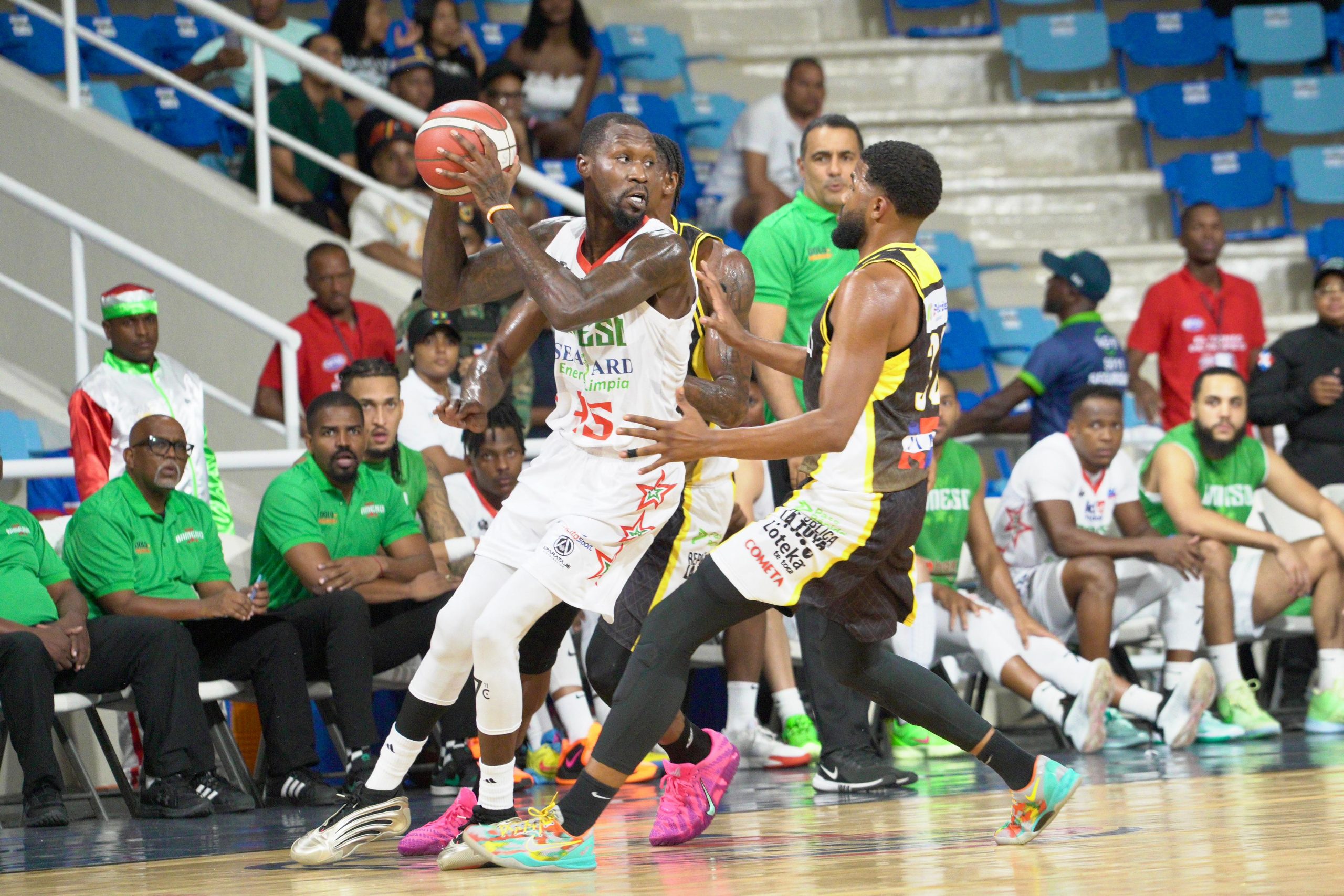 Trahson Burrel guía a Bameso a la cima del grupo B en TBS Distrito 2025