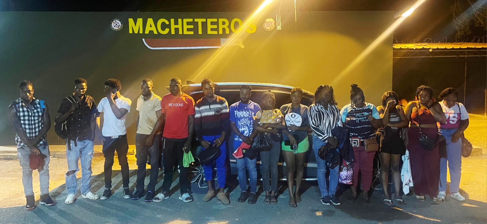 Ejército detiene vehículo con 14 haitianos en situación irregular en Mao