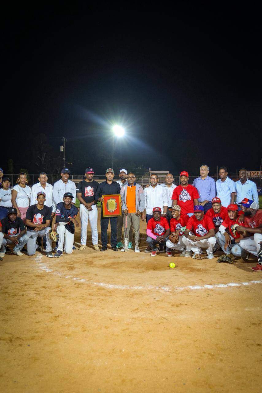 Reconocen a Víctor Pichardo por su apoyo al deporte en Monte Plata