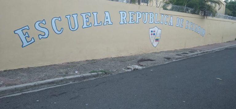 Comunitarios denuncian riesgo de colapso en pared de escuela en Sabana Perdida