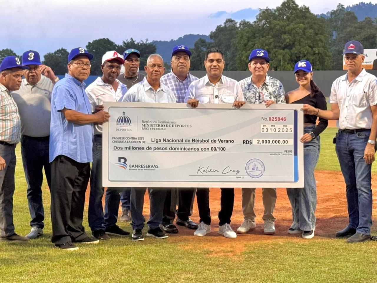 Ministro Kelvin Cruz entrega aporte millonario a la Liga de Verano