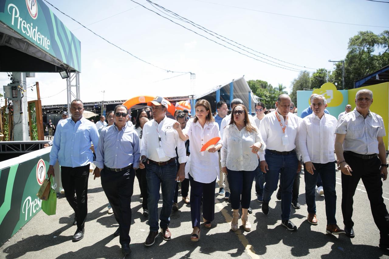 Raquel Peña recorre Expo Cibao 2025 y respalda a empresarios del Norte
