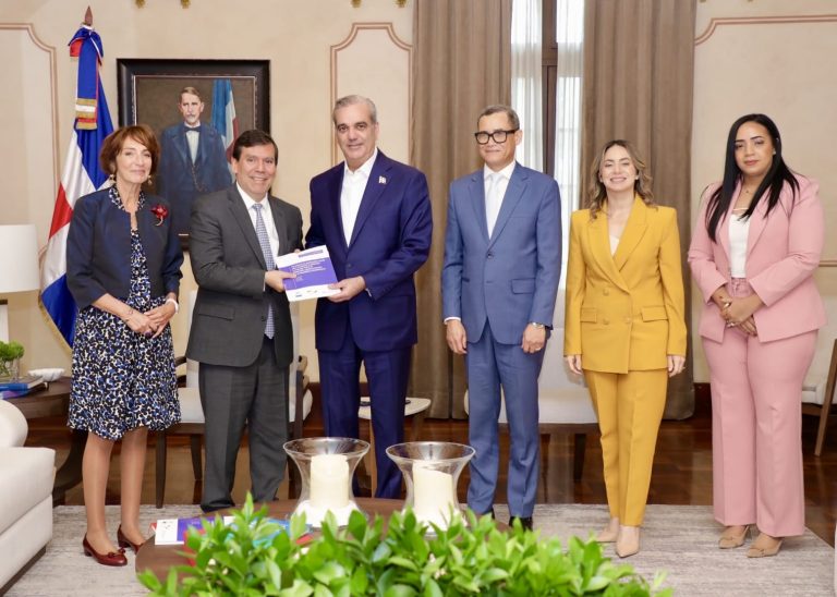 CEPAL entrega a Abinader propuesta para fortalecer protección social en RD