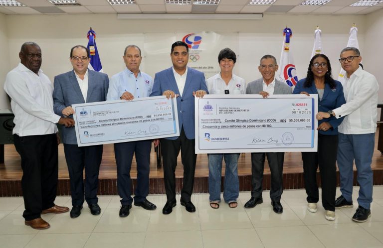 Kelvin Cruz entrega recursos para preparación de atletas dominicanos