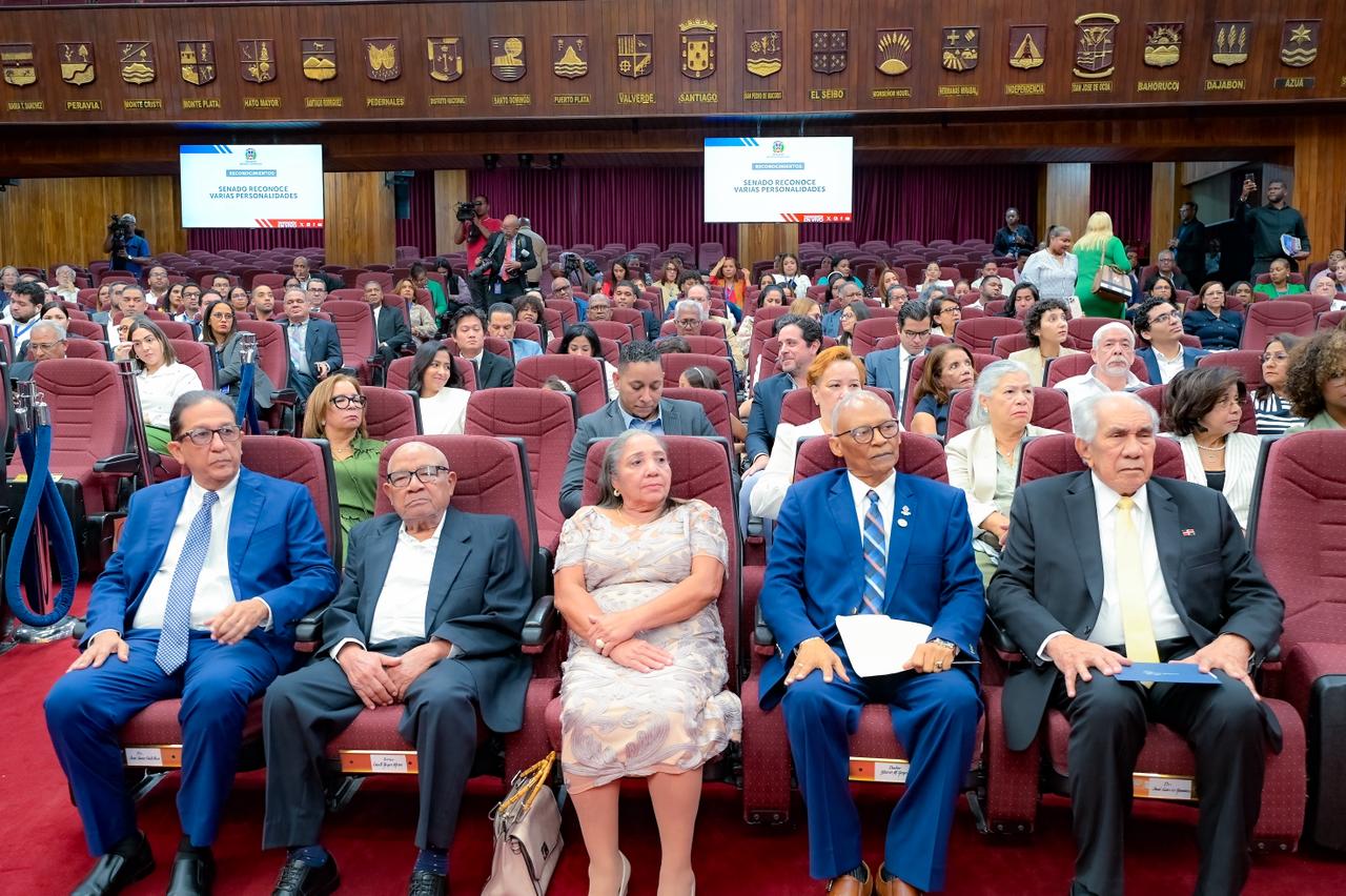 Senado reconoce a médicos destacados por sus aportes a la salud nacional