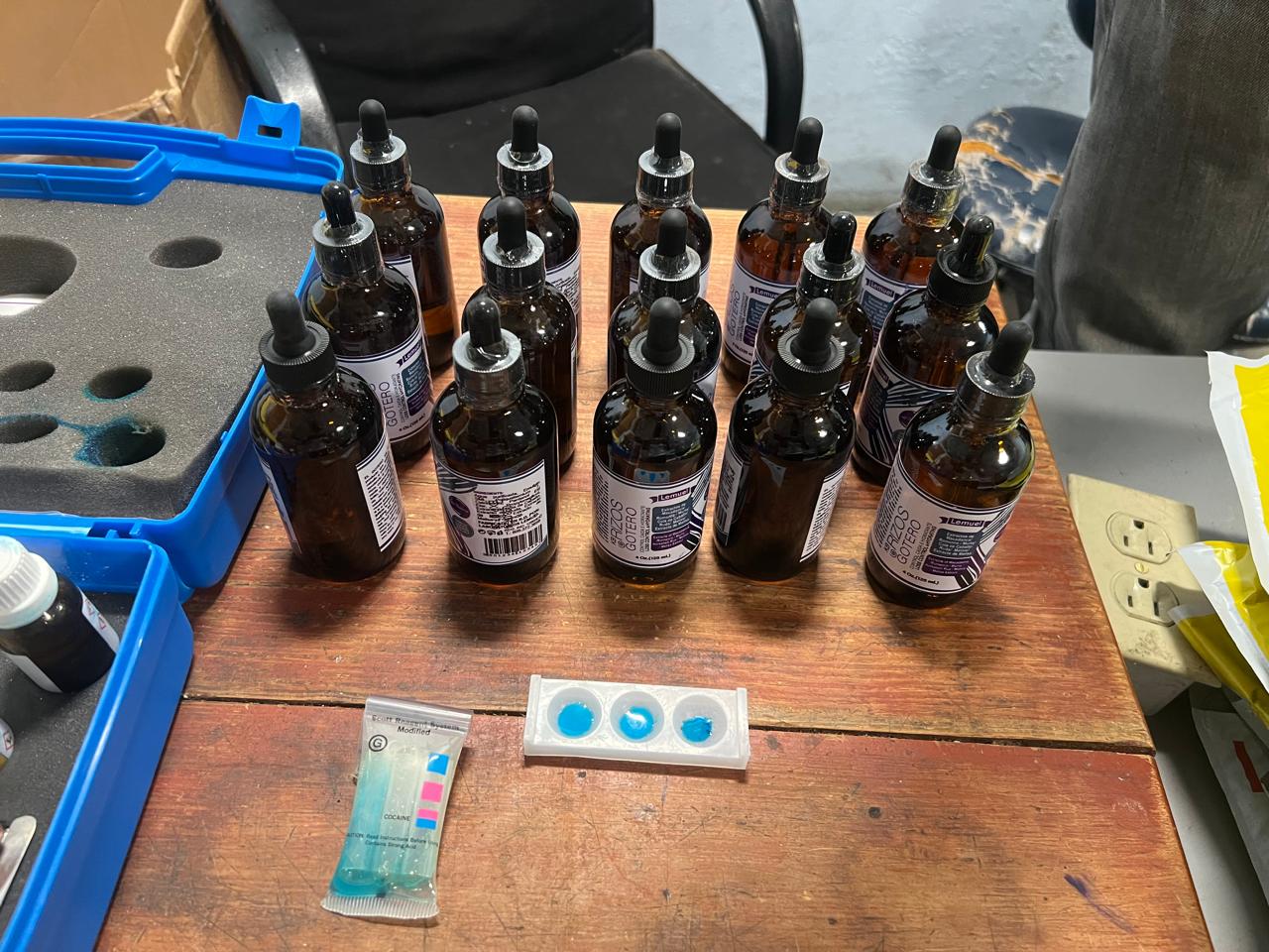 DNCD incauta cocaína líquida oculta en gotas para el pelo en AILA