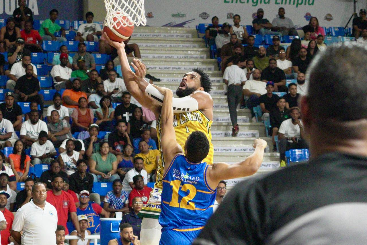 San Carlos domina a Mauricio Báez y se convierte en el primer clasificado del TBS Distrito 2025