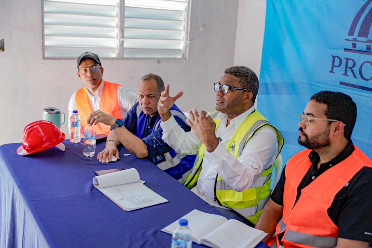 Robert Polanco lleva apoyo deportivo y desarrollo institucional a Bánica