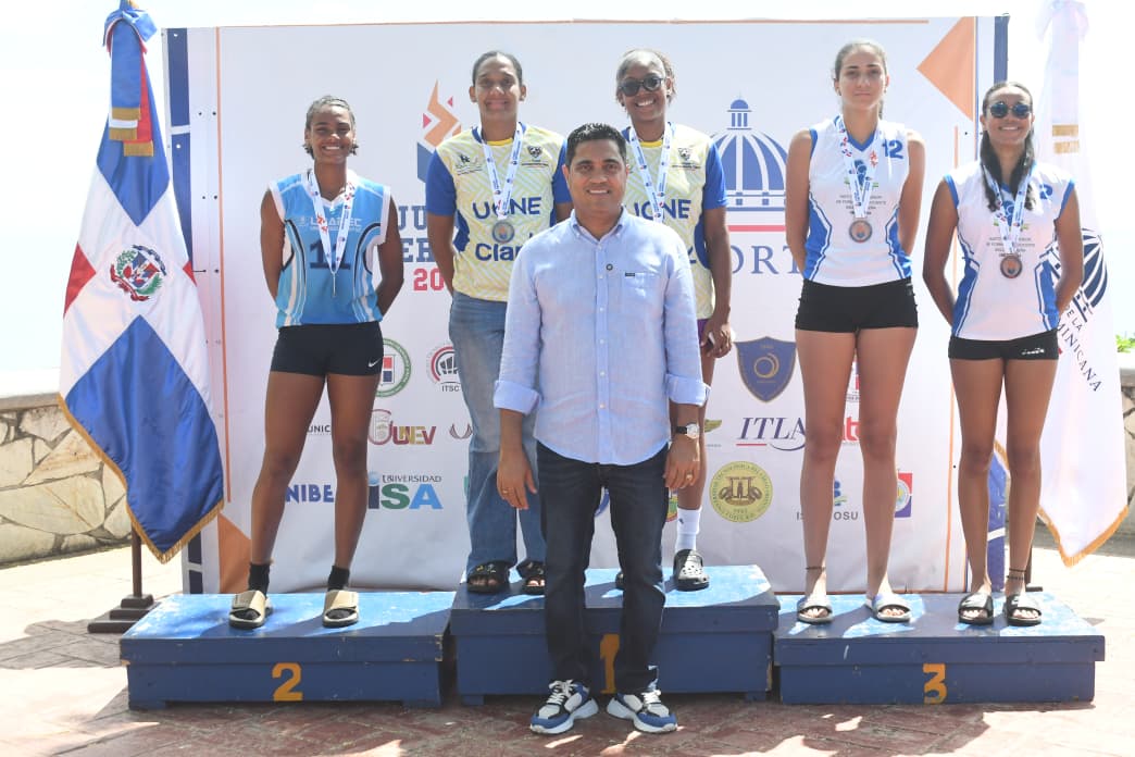 UCNE e ISFODOSU se adueñan del voleibol de playa universitario 2025