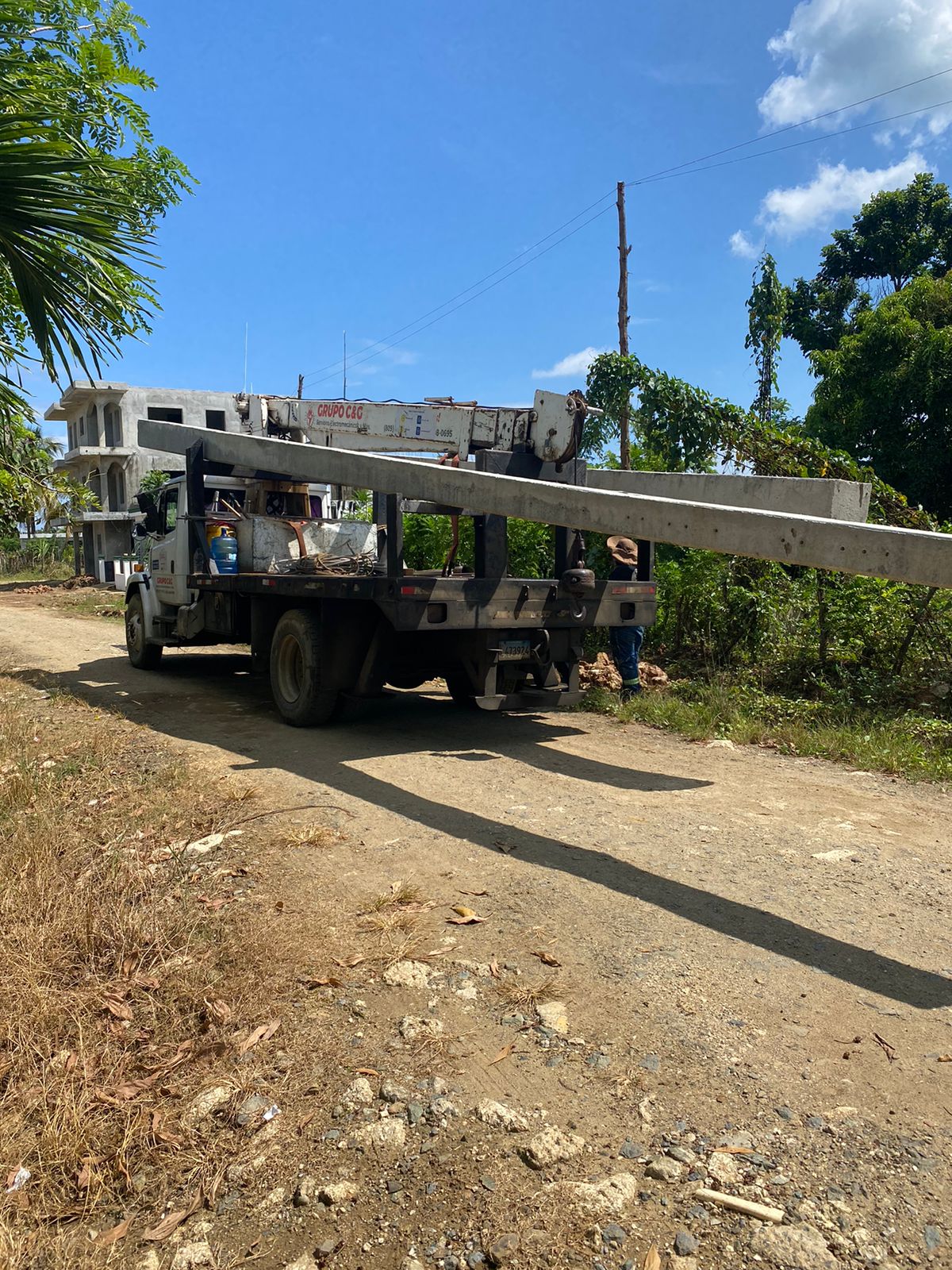 Edeeste inicia electrificación en Brisas del Mar y transforma la vida de decenas de familias