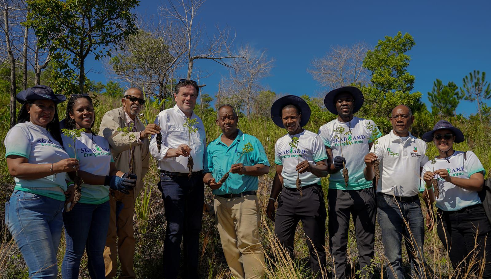 Seaboard transforma la Loma Guaigüí con su II jornada de reforestación