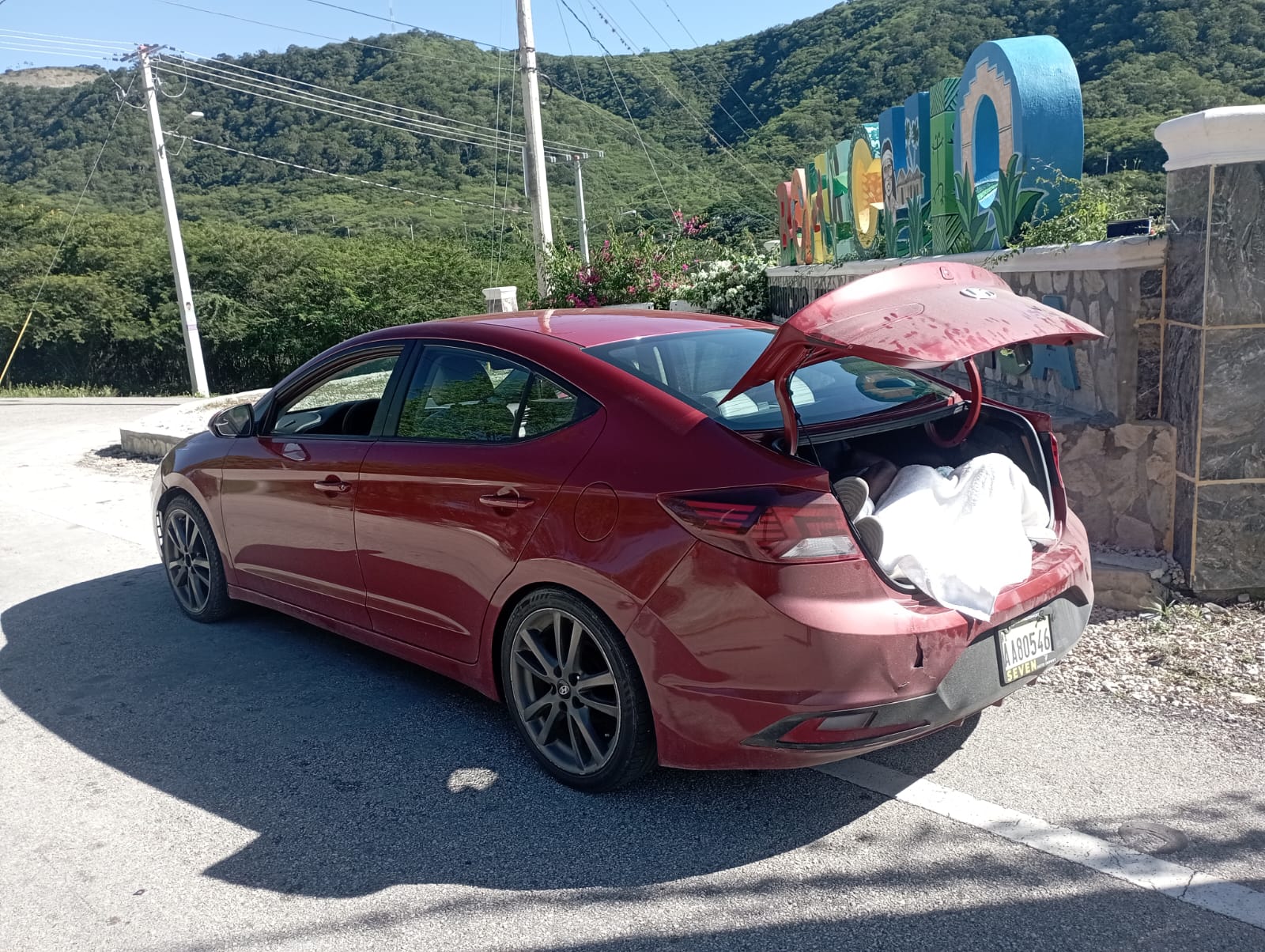 Detienen a dos hombres por transportar haitianos indocumentados ocultos en vehículo en San Juan