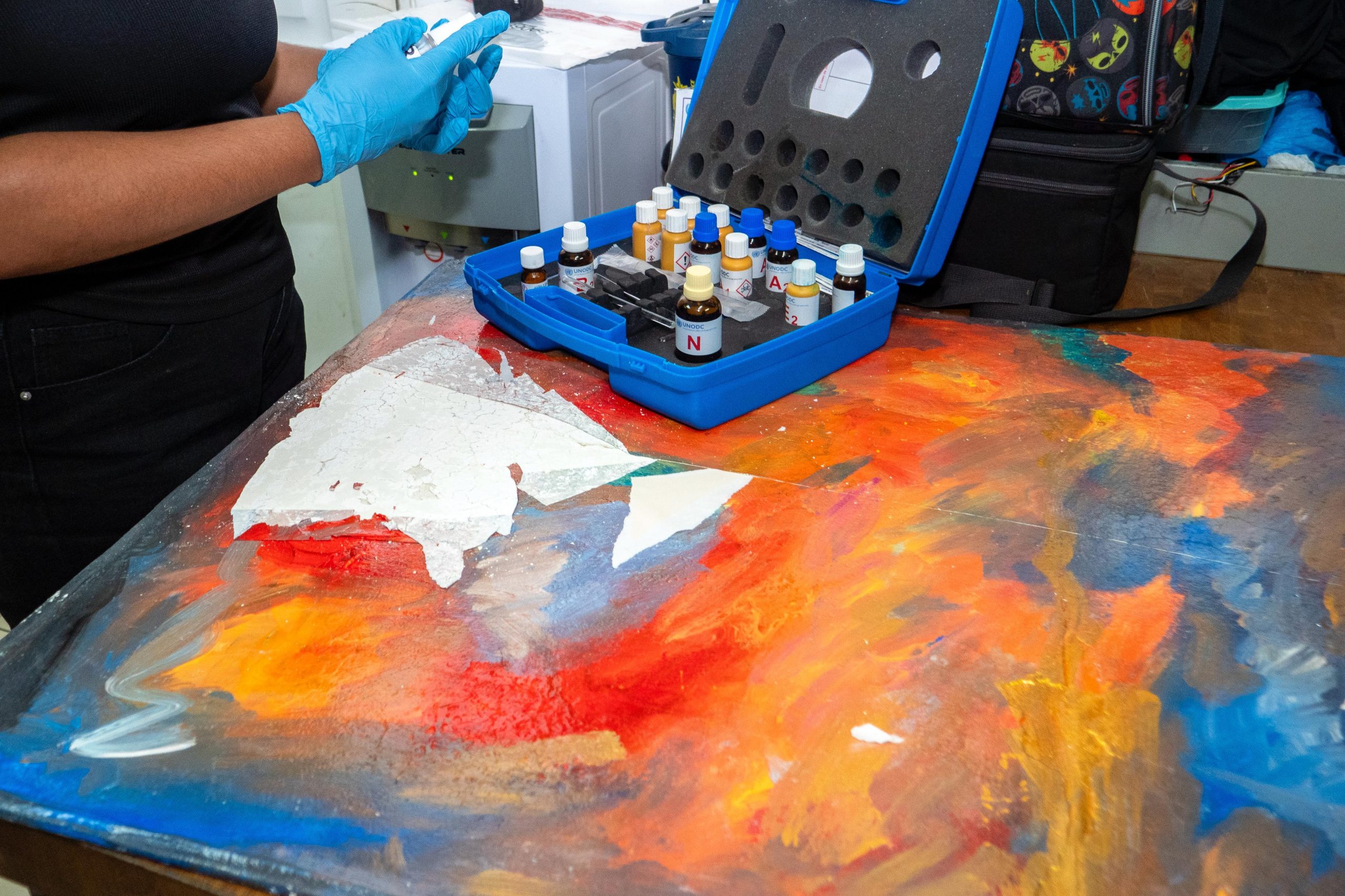 DNCD decomisa cuadros impregnados de cocaína en empresa de envíos internacionales