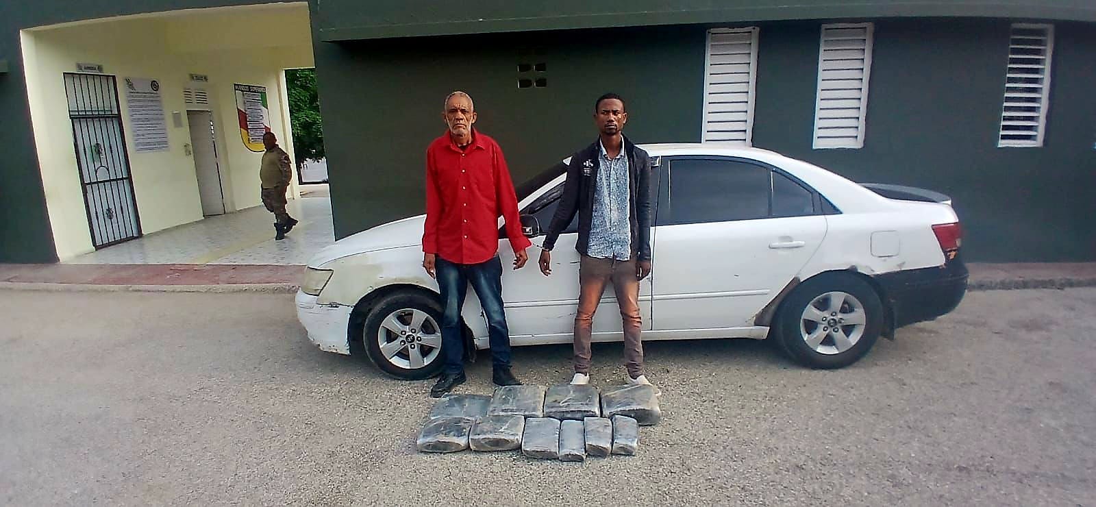 Ejército apresa a tres personas con presunta marihuana oculta en vehículo en San Juan de la Maguana