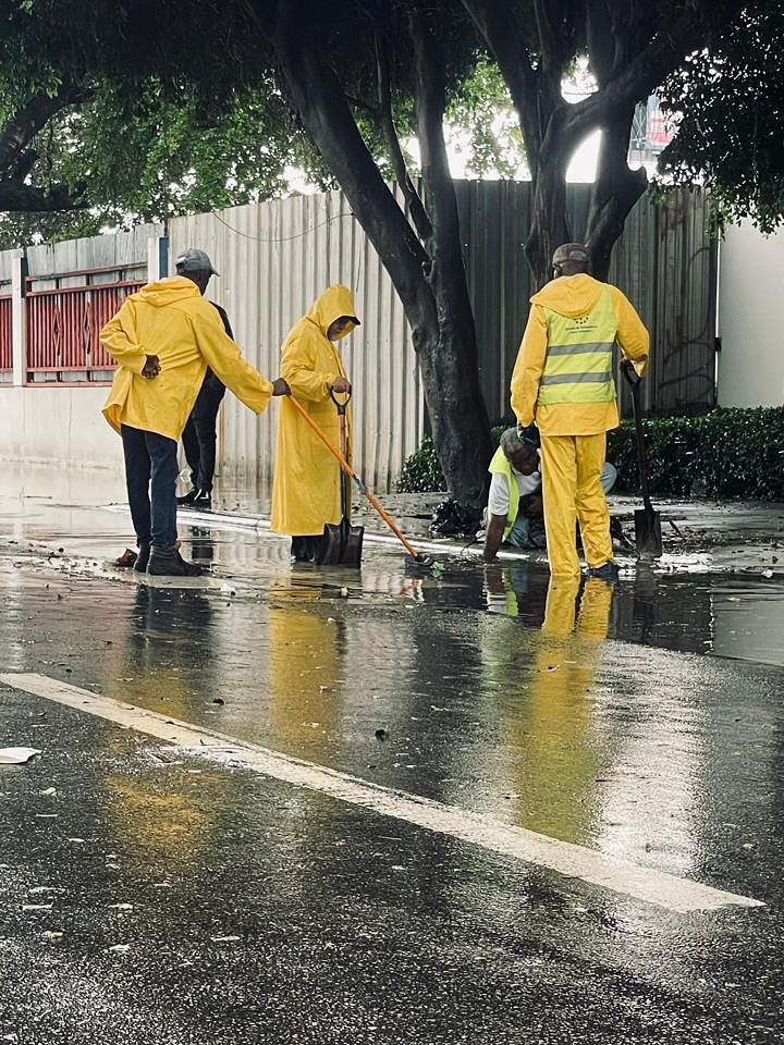 Alcaldía del DN refuerza limpieza preventiva ante lluvias del huracán Melissa
