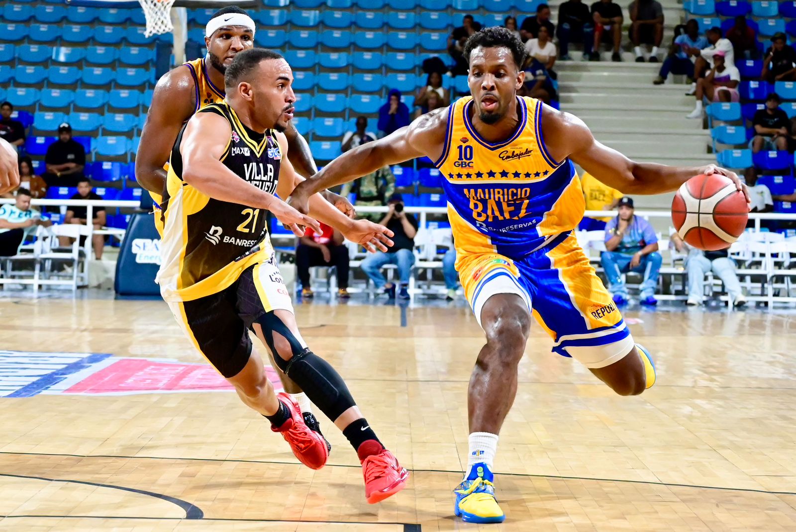 Mauricio Báez toma fuerza y se acerca a la semifinal del TBS Distrito 2025