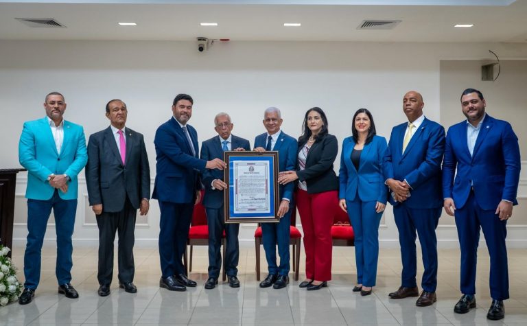 Senado reconoce la trayectoria médica del doctor José Garrido Calderón