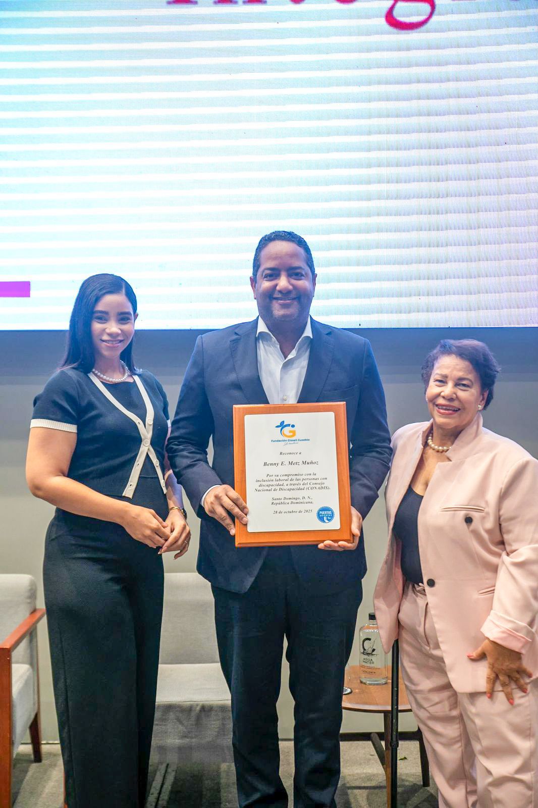 Fundación Gissell Eusebio reconoce a Benny Metz por su liderazgo en favor de la inclusión