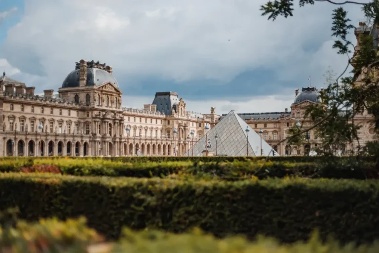 Robo histórico sacude el Louvre: joyas napoleónicas desaparecen en asalto audaz