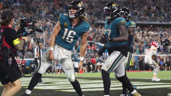 Jaguars sorprenden a Chiefs en un vibrante duelo nocturno