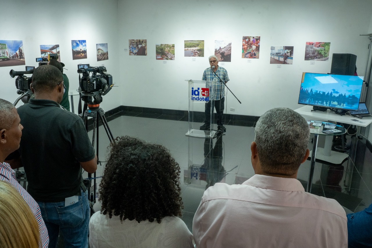 Colectivo inaugura exposición "Cuatro miradas a la ciudad", retrato de disparidad social y de tesón