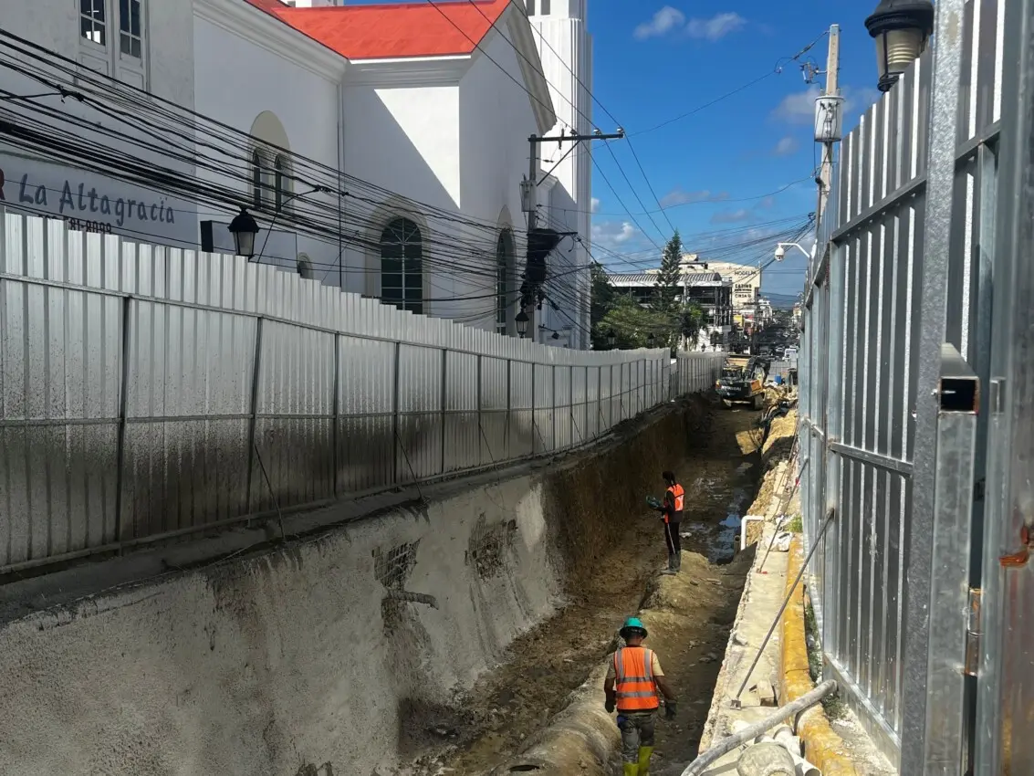 Comerciantes alertan sobre retrasos críticos en obras de la Calle del Sol