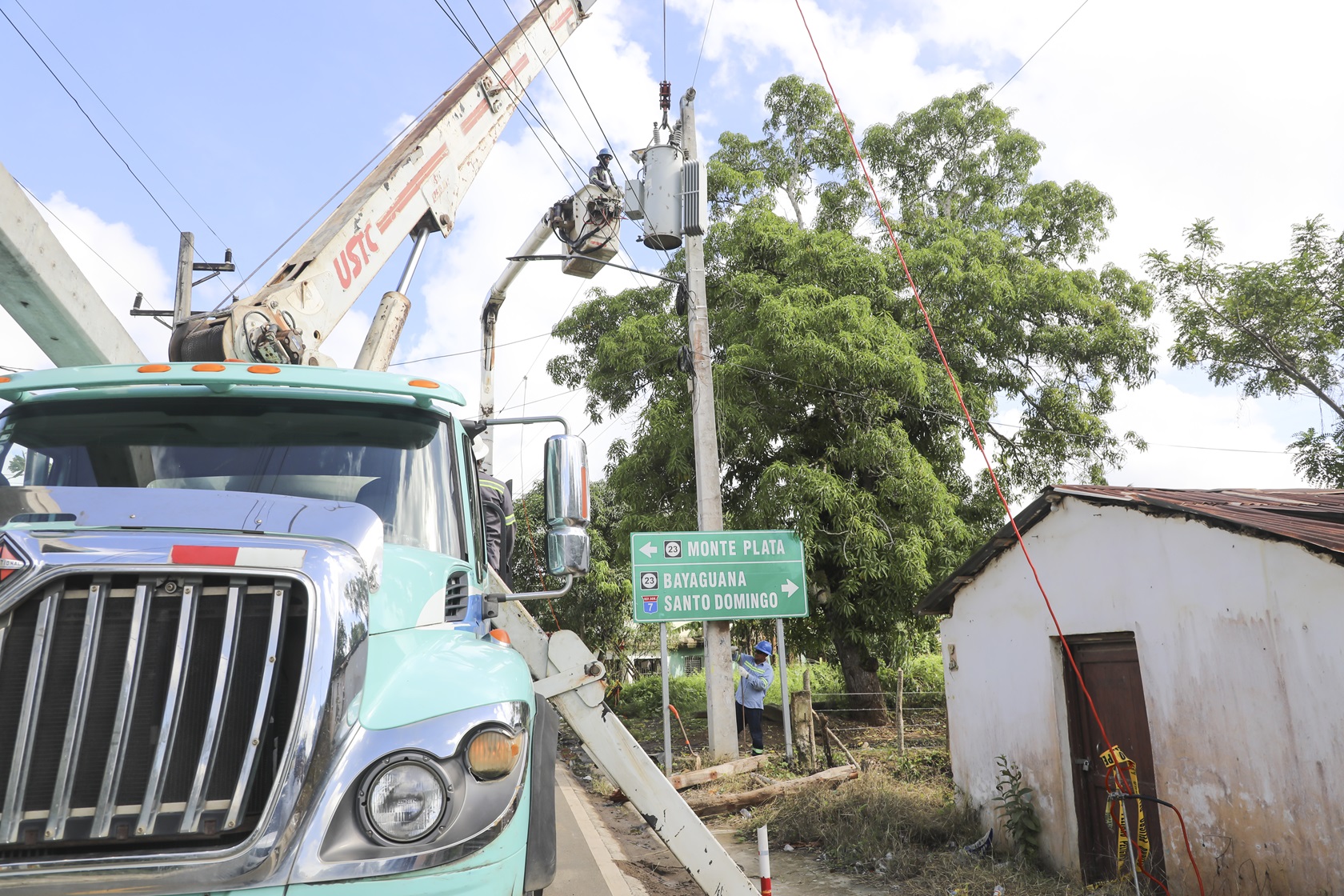 Edeeste mejora red eléctrica en Chirino con nueva inversión en reguladores de voltaje