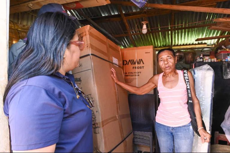 Gobierno lleva esperanza a Miches tras tornado con entrega de enseres a familias afectadas