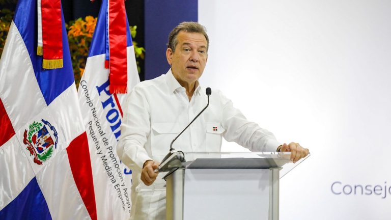 Gobierno entrega RD$55 millones a microempresarios de San Pedro de Macorís