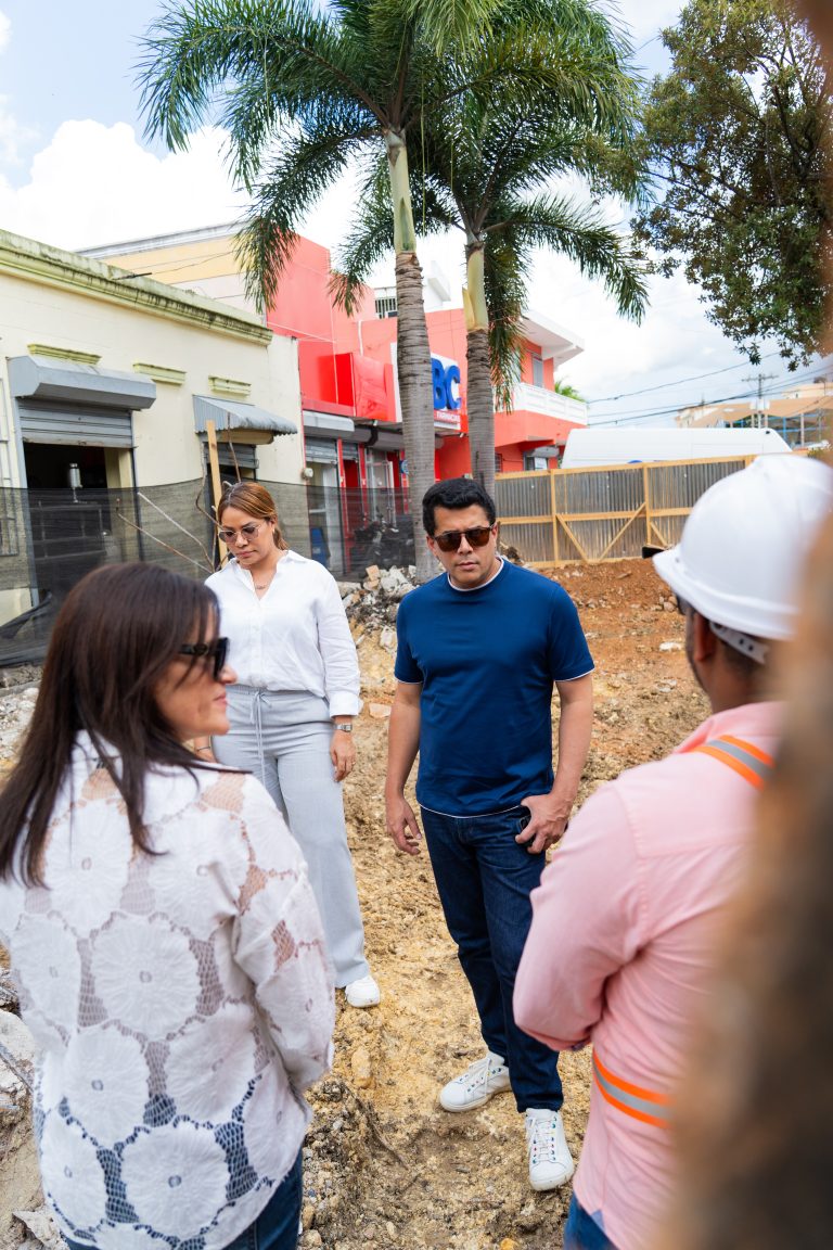 Collado inspecciona obras clave para renovar Higüey