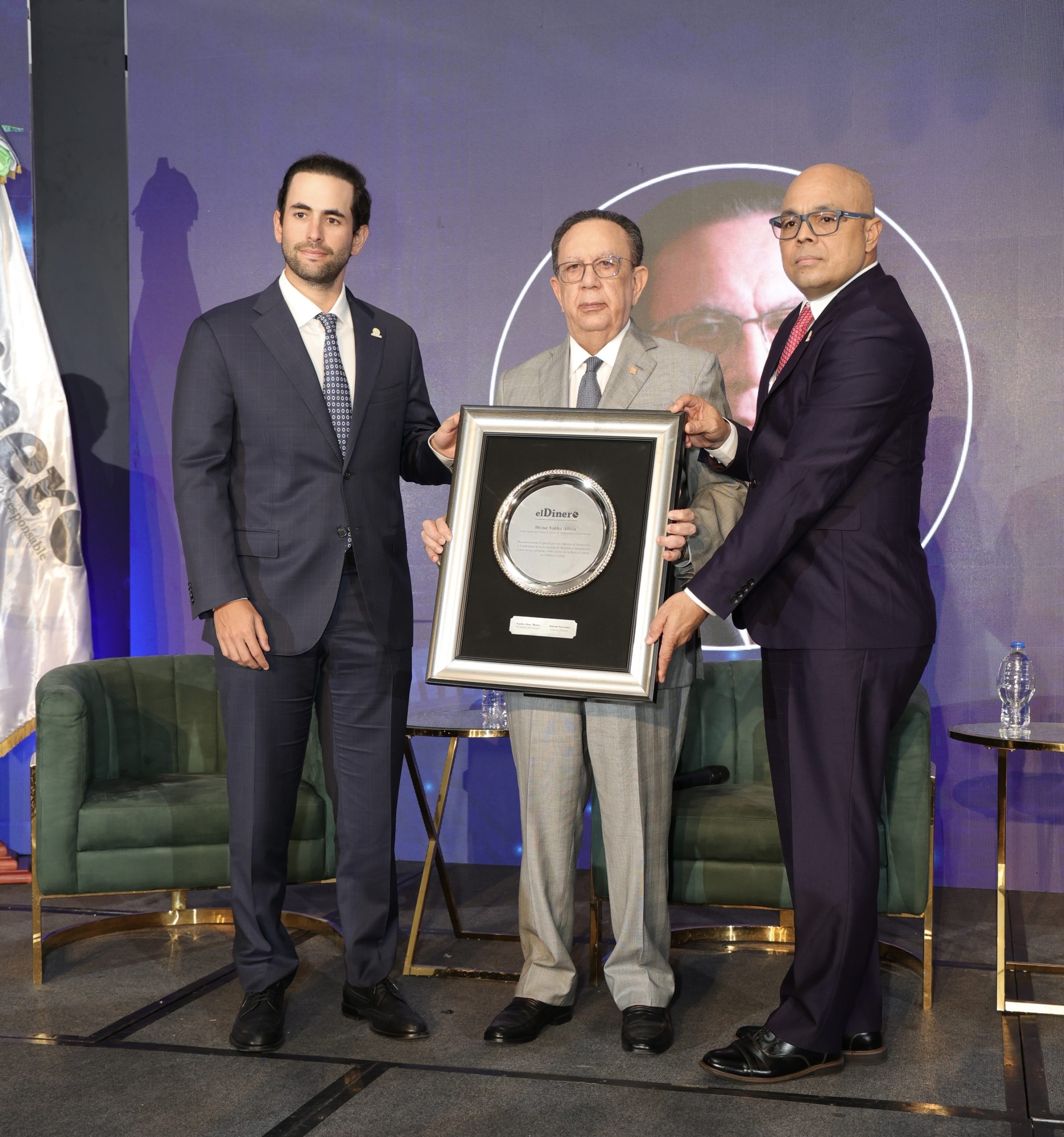 Valdez Albizu acapara elogios en el Foro Económico elDinero 2025 por su papel en la estabilidad económica del país