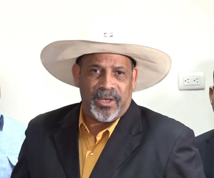 Riverón desafía al Congreso: exige prohibir venta de terrenos a haitianos en la frontera