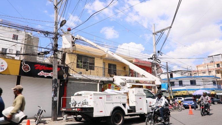 Edeeste e Interior y Policía iluminan las calles del sector Capotillo