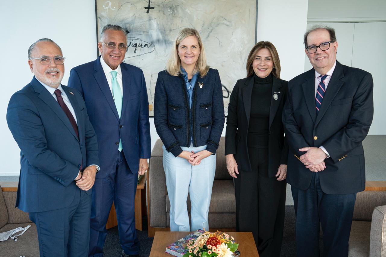 Carolina Mejía se reúne con presidenta del COI y entrega invitación para Juegos Santo Domingo 2026