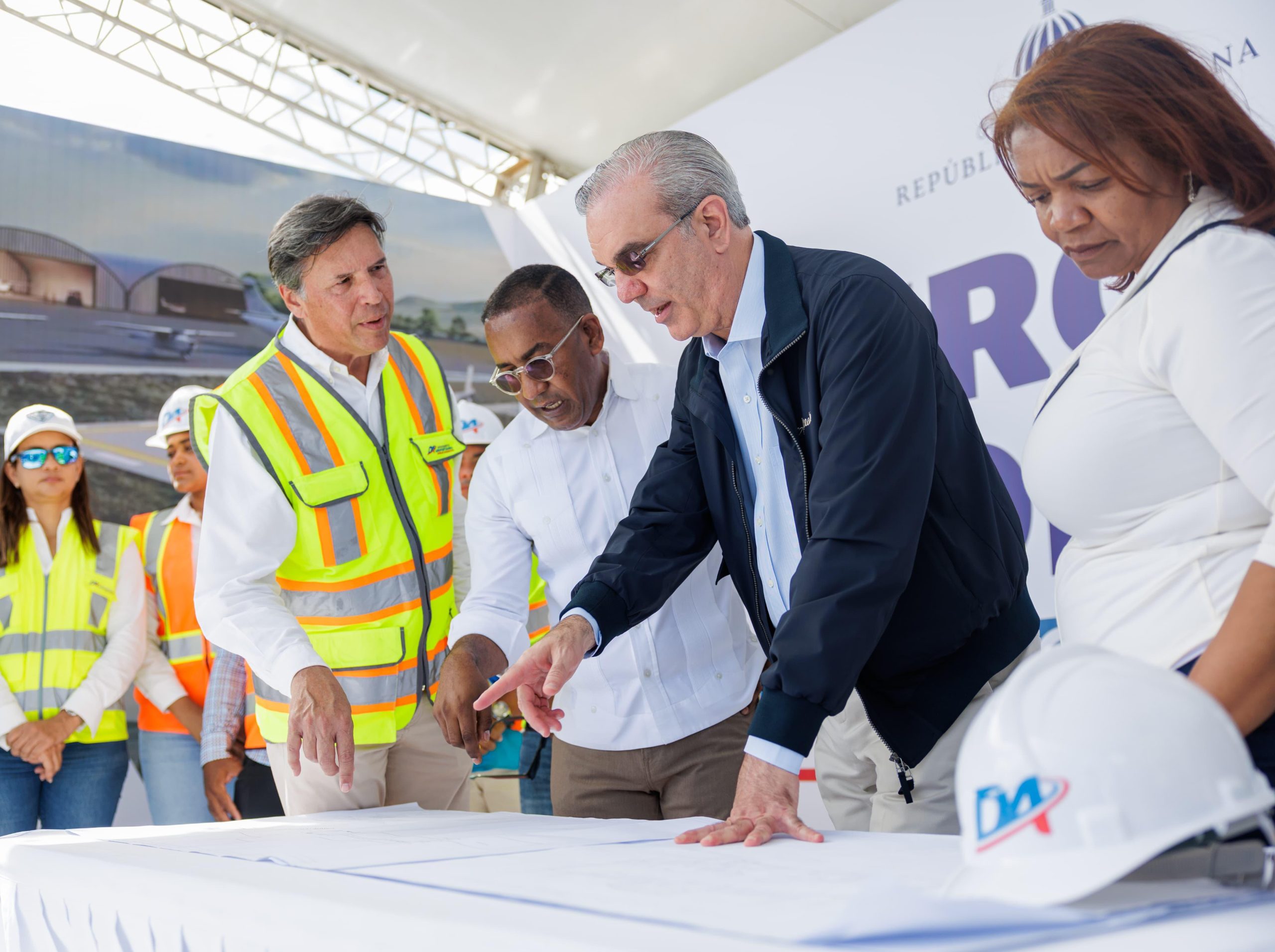Abinader supervisa los avances del Aeropuerto Doméstico El Granero del Sur en San Juan