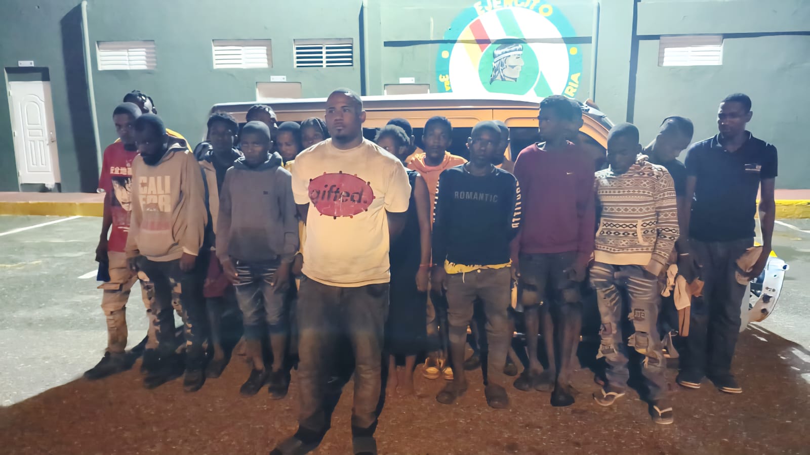 Ejército detiene a conductor que transportaba 19 haitianos ilegales en San Juan