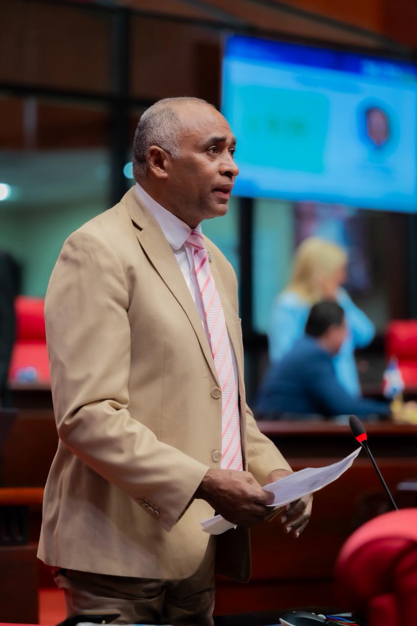 Julito Fulcar propone proyecto habitacional para familias vulnerables de Peravia