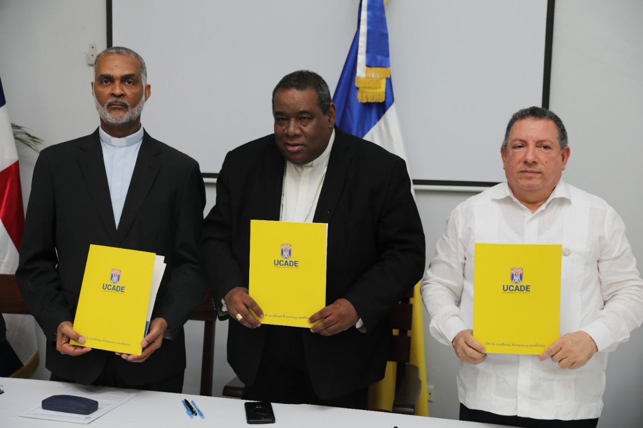 COOPNAMA y UCADE se unen para ofrecer becas a hijos de maestros en La Altagracia