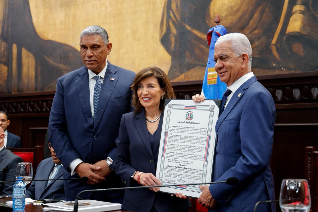Gobernadora de Nueva York, Kathy Hochul, recibe reconocimiento del Congreso Nacional por su apoyo a la diáspora dominicana
